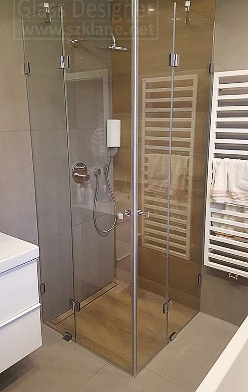 kabina prysznicowa 2 drzwi bez brodzika; łazienka szara z drewnem