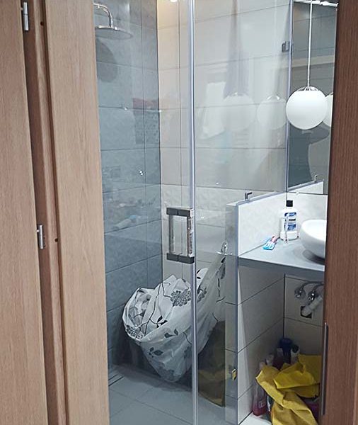 zabudowa prysznica - drzwi plus ścianka stała z wycięciem pod murek