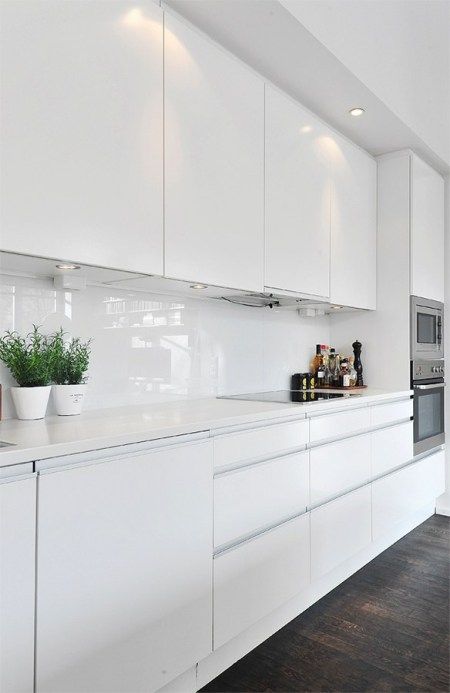 biały panel do kuchni; biała kuchnia