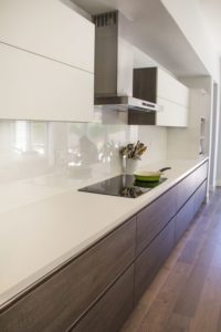 panel szklany biały lacobel; brązowe szuflady kuchnia;