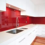 panel szklany czerwony; czerwień w kuchni
