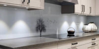 minimalistyczny motyw drzewa na panelu szklanym w kuchni