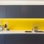 Panel szklany zółty; szarye fronty matowe