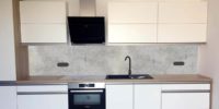 ozdobny beton na ścianie w kuchni