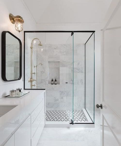 zabudowa prysznica z czarnymi profilami