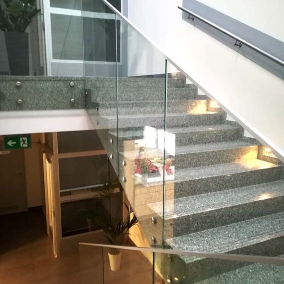 Szklana zabudowa schodów