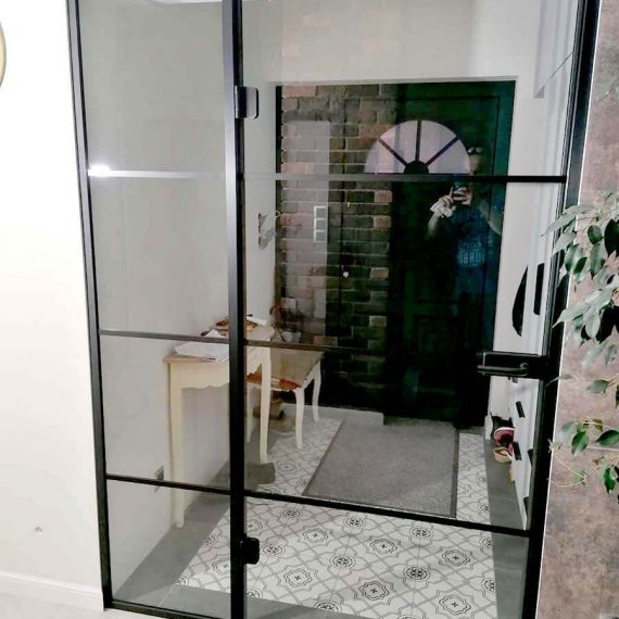 szklana zabudowa w wiatrołapie