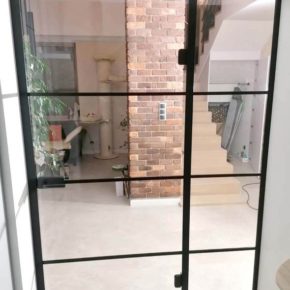 szklana zabudowa w wiatrołapie