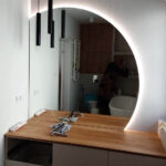 Nowoczesne lustro półokrągłe w łazience