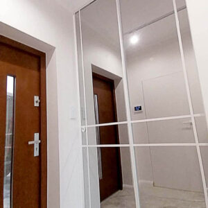 Lustro brązowe w drzwiach szafowych