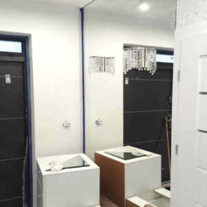 Lustro z kinkietami - wywiercone otwory pod przewód elektryczny